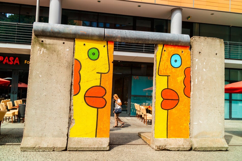 Ein Überbleibsel der Berliner Mauer mit Original-Graffiti im öffentlichen Bereich des Stadtzentrums.