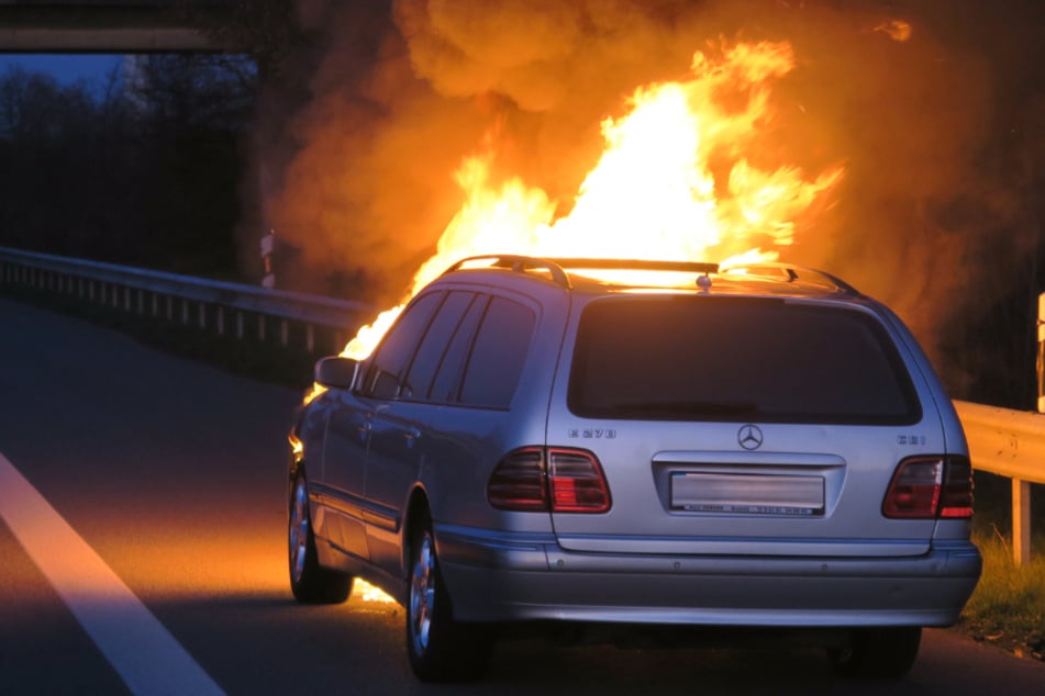 Die Flammen schlugen aus dem Motorraum des Mercedes hervor.