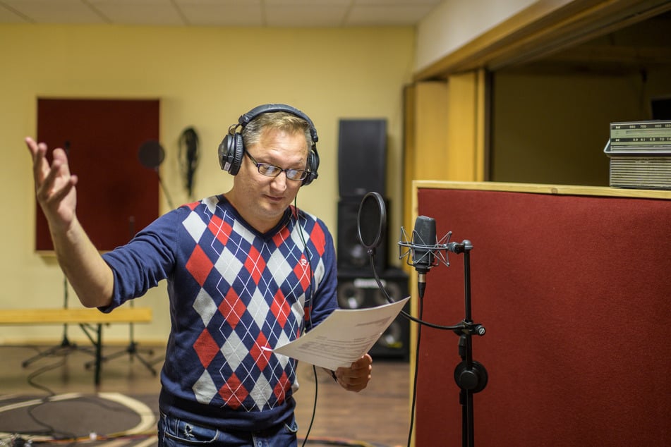 Im EOR Media Studio spricht Inhaber Mitko Kobilarov (50) Audios für einen Werbe-Spot ein.
