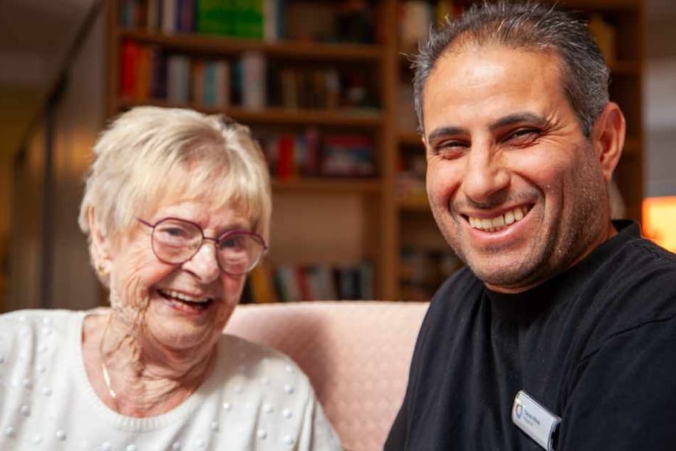 Zaubere mit Deinem Wissen, guter Laune und Geduld den Bewohnern ein Lächeln ins Gesicht.