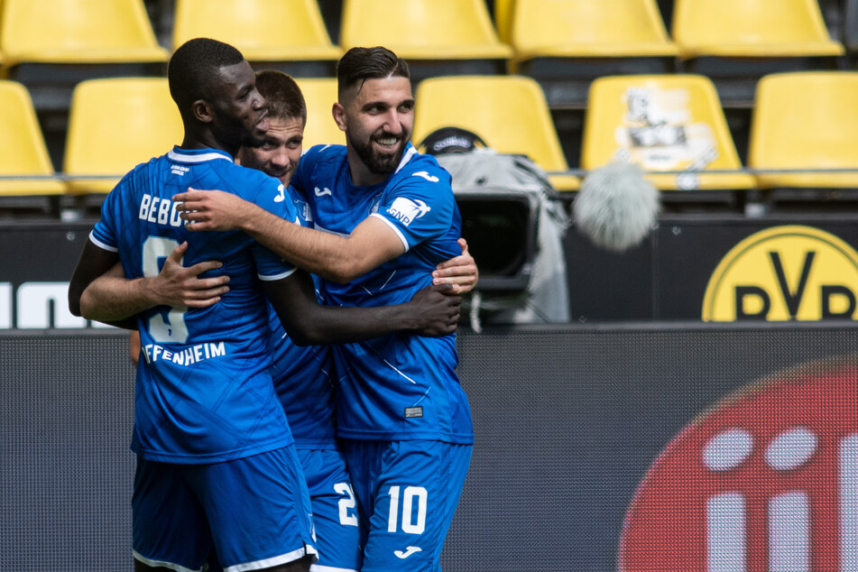 Andrej Kramaric von Hoffenheim (M) jubelt mit Ihlas Bebou (l) und Munas Dabbur über seinen Treffer zum 3:0.