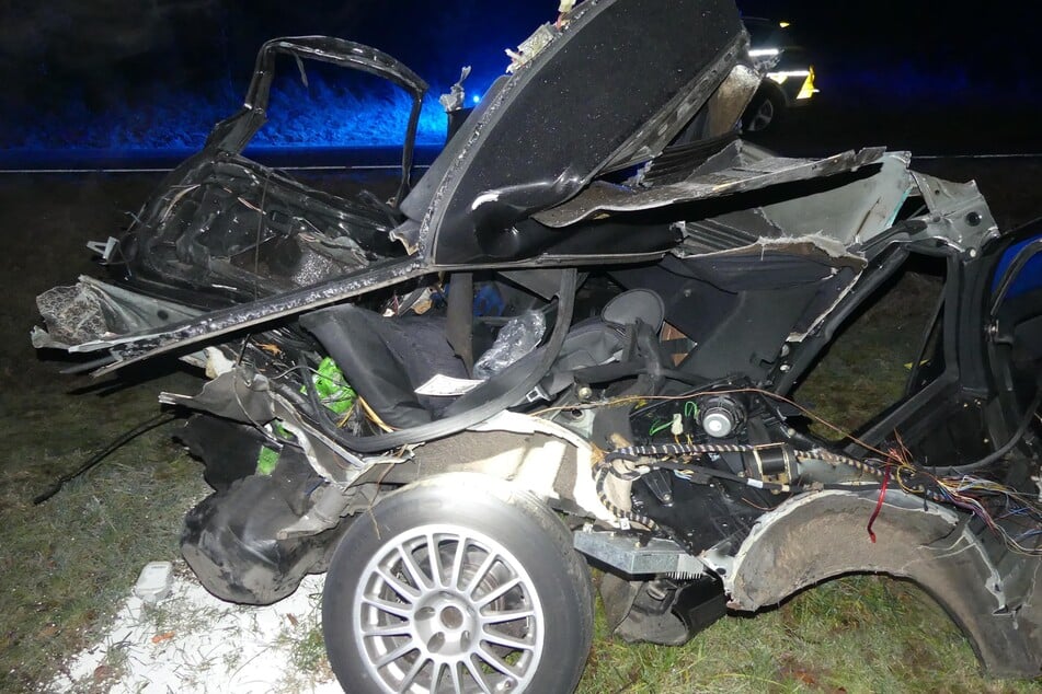 Die Feuerwehr rettete den Fahrer aus dem völlig zerstörten Unfallwagen.