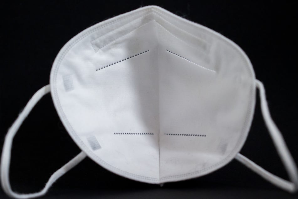 Im Ausland hergestellt FFP2-Masken sollen in Österreich umgepackt und als in Österreich produzierte Masken zu einem höheren Preis verkauft worden sein.