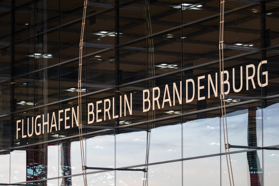 Nach dem Ausbau des früheren Flughafens Schönefeld zum heutigen Flughafen Berlin-Brandenburg (BE) wurde das Schallschutzprogramm ins Leben gerufen.