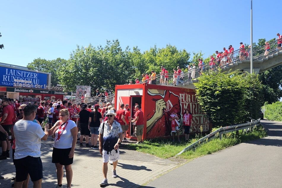 Glasflaschen (u.l.) sind im Stadionumfeld, wie auch auf dem Stadionvorplatz, am Sonntag untersagt. (Archivfoto)