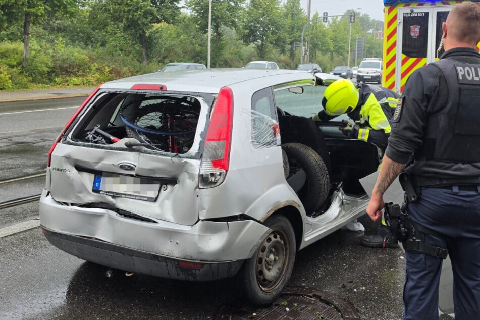 Kleintransporter kracht gegen Ford: Beifahrerin muss aus Auto befreit werden
