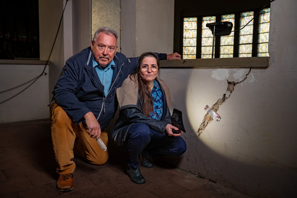 Empört über die Untätigkeit der Stadtverwaltung: Andreas Geißler (70) und Grit Wiening (50) aus Altstrehlen.