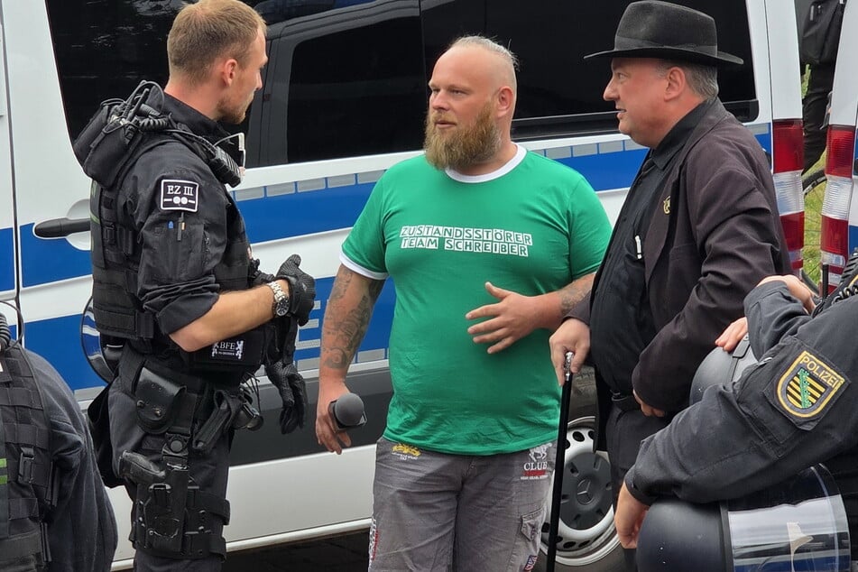 Kaum im Park, schon waren die Rechtsextremisten Max Schreiber (38, l.) und Jens Lorek (60) in einer Maßnahme.