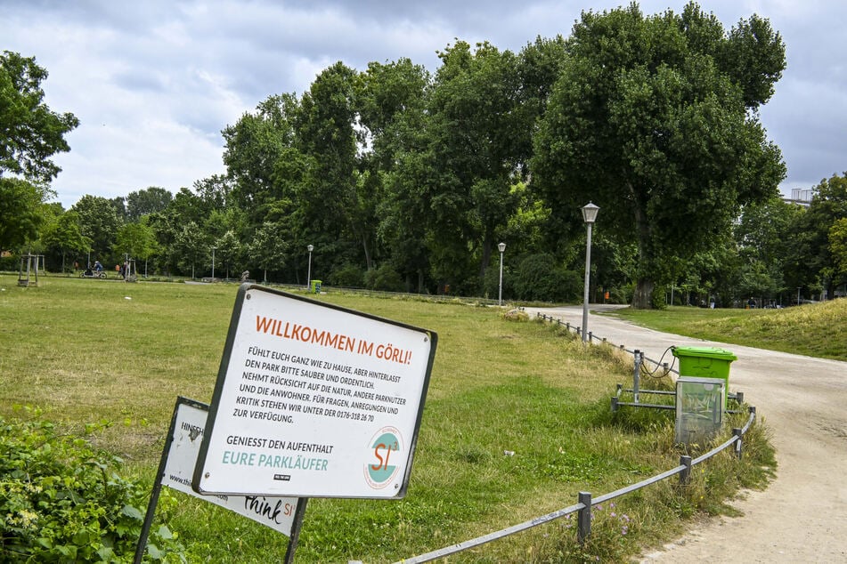 Auf einem Schild weisen die Parkläufer im Görlitzer Park in Kreuzberg auf Sauberkeit und Rücksicht hin. (Archivbild)