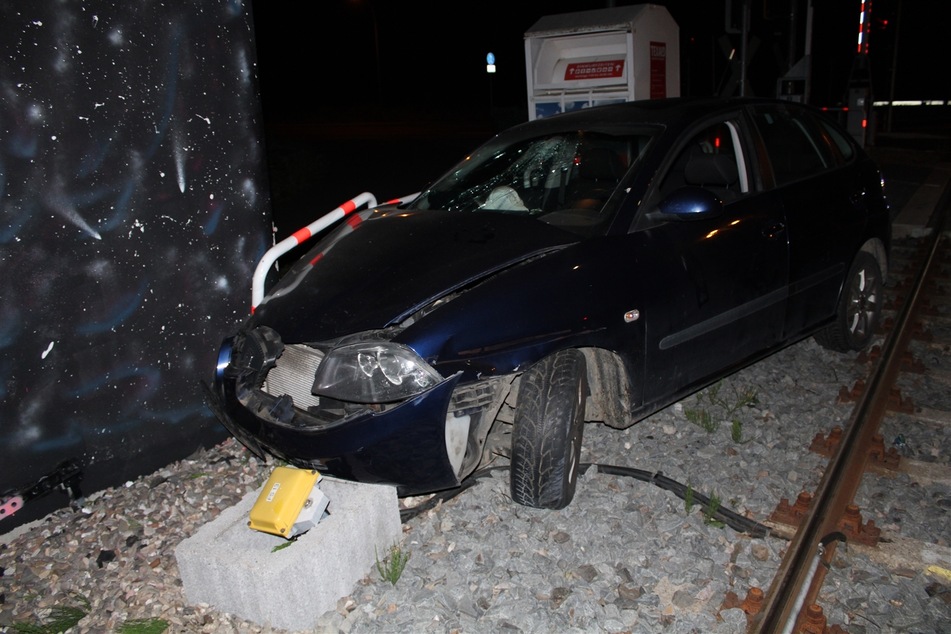 Alkohol getankt: 20-Jähriger steuert sein Auto geradewegs ins Gleisbett