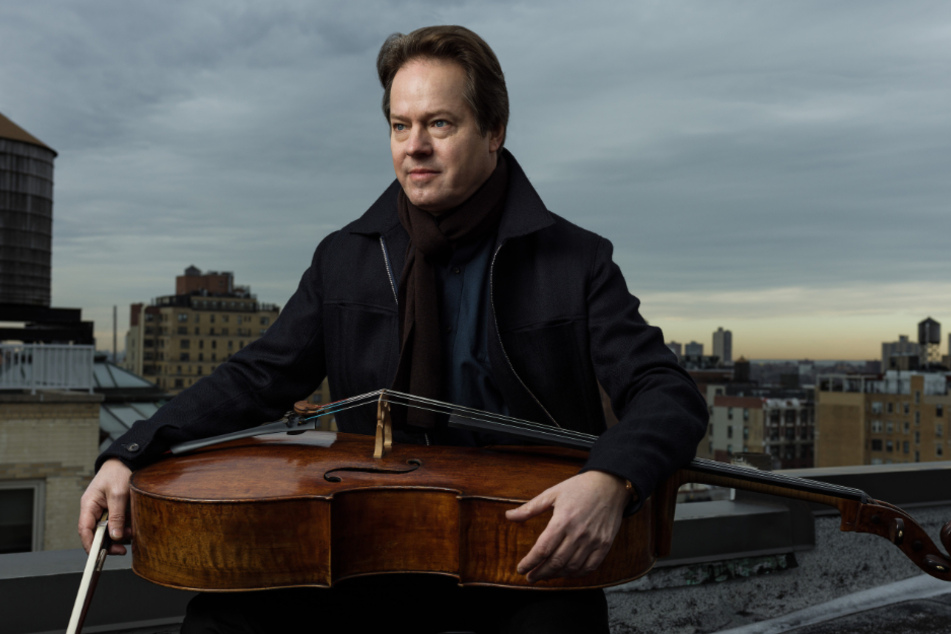 Jan Vogler (56) mit seinem Cello über den Dächern von New York.