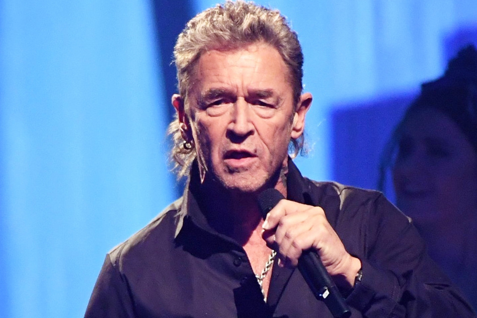 Peter Maffay (71) sang und spielte bei Joachim Löw (61) und seinen Kickern vor, machte dem Team Mut für das Achtelfinale.