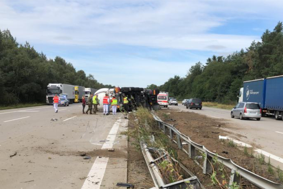 Mittelleitplanke durchbrochen: Lastwagenfahrer auf A2 verletzt!