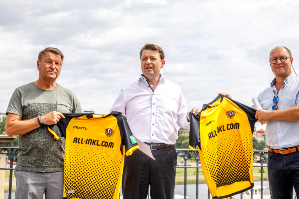 Dynamo-Idol Dixi Dörner (69) und Präsident Holger Scholze (49) unterstützen Dirk Ebersbach (56, v.l.n.r.) und den Förderverein bei der Dampferrettung.