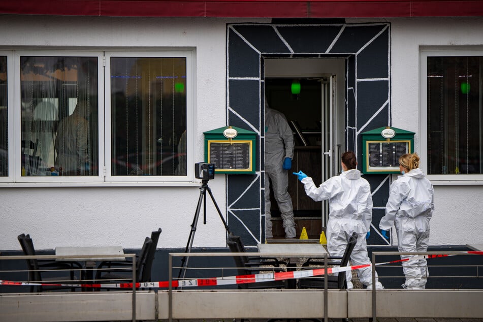 Am frühen Dienstagmorgen sind zwei Männer in einem Lokal in Raunheim erschossen worden.