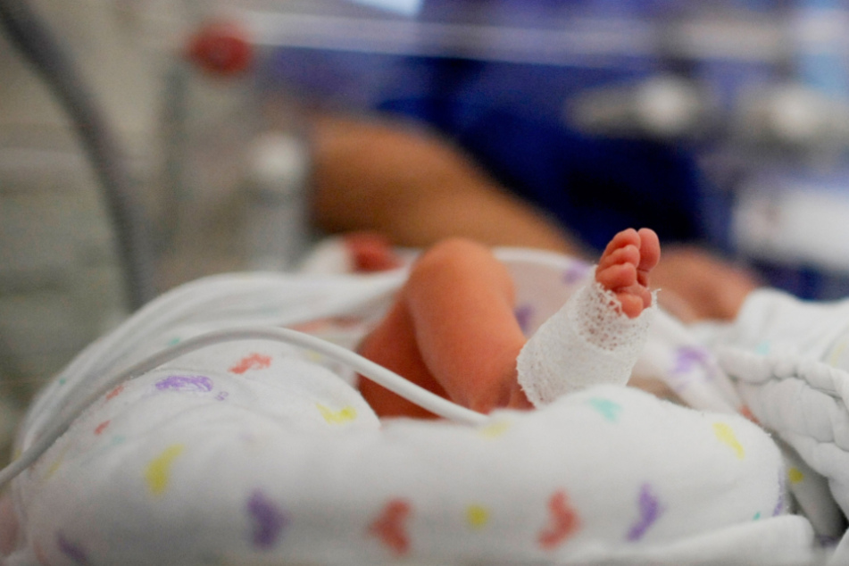 Dank der schnellen medizinischen Versorgung befindet sich das Neugeborene mittlerweile außer Lebensgefahr. (Symbolbild)