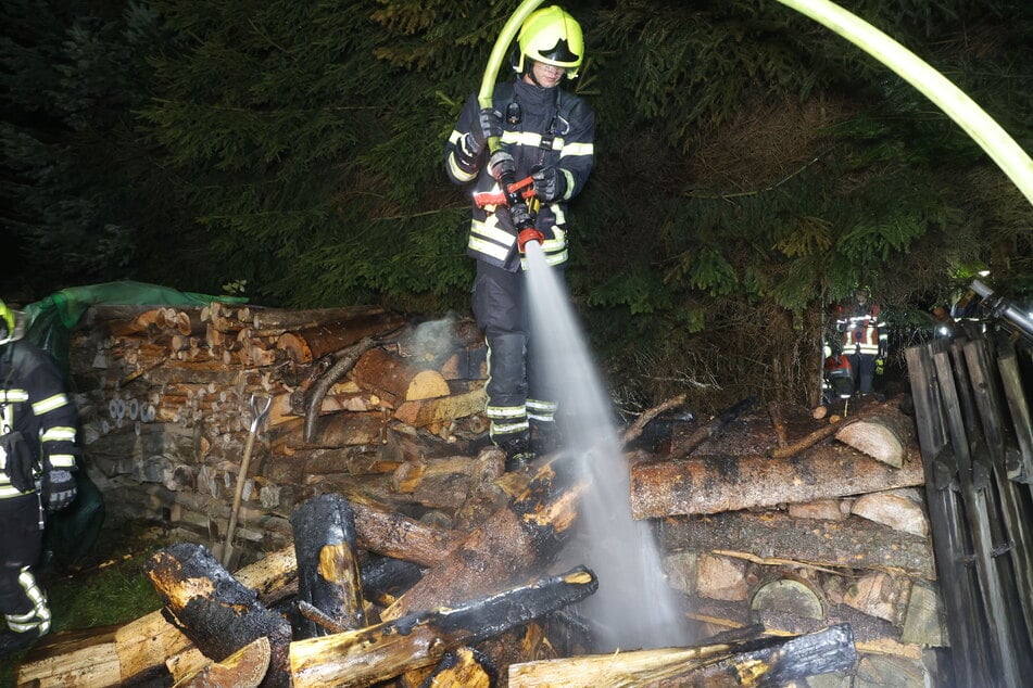 Bereits am Montag war die Feuerwehr in Harthau im Einsatz. Dort brannte ein Holzstapel.