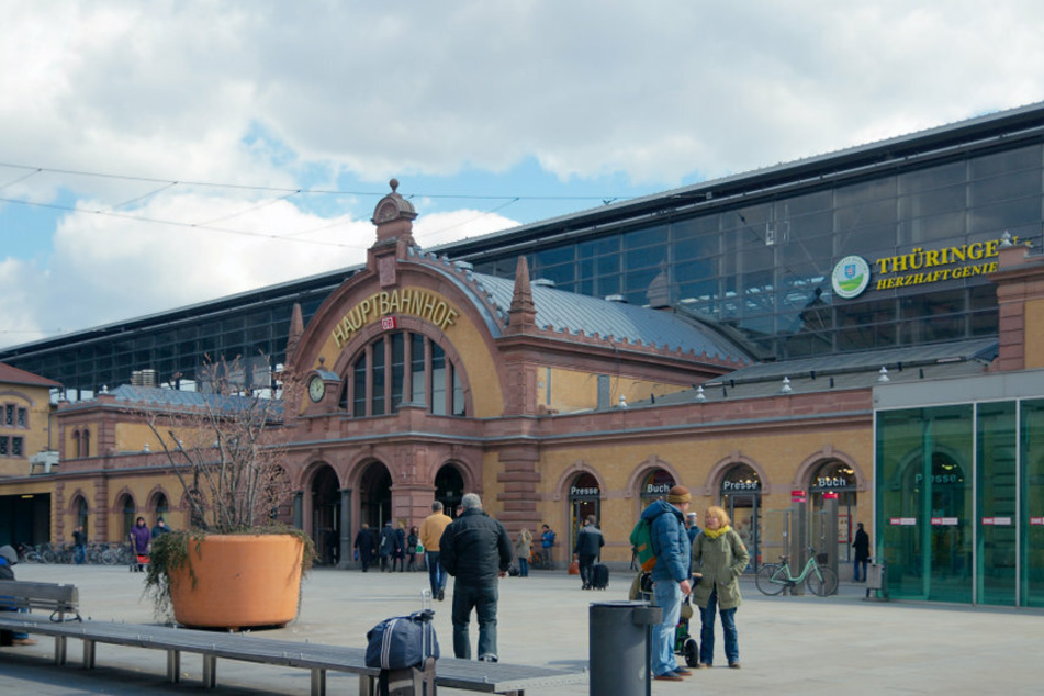 Im Erfurter Hauptbahnhof ist ein 41-Jähriger über die Gleise gelaufen. Angeblich suchte er seinen Geldbeutel. (Archivbild)