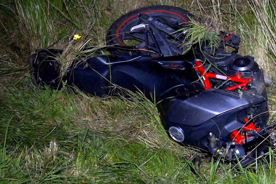 Schwerer Motorradunfall: Biker stürzen in Straßengraben und werden dabei verletzt