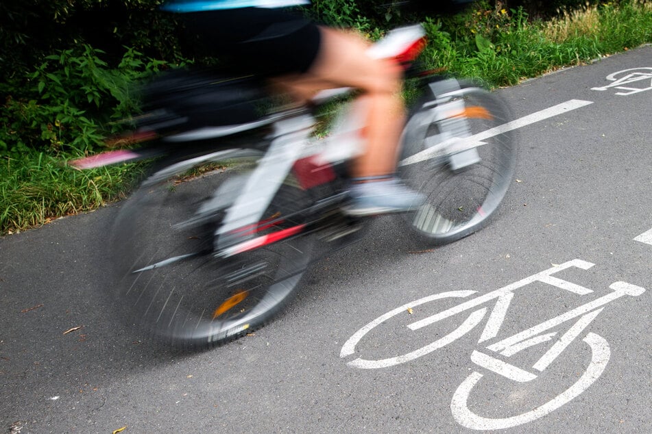 Der Fahrradfahrer war mit Passanten in Streit geraten, weil diese teilweise den Radweg blockierten. (Symbolbild)