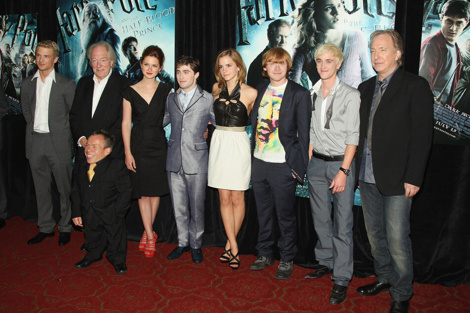 Warwick Davis (54, vorn) mit dem restlichen "Harry Potter"-Cast in New York im Jahr 2009. (Archivbild)