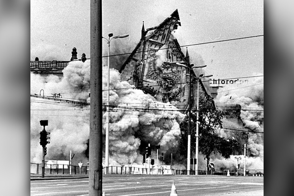 Am 30. Mai 1968 wurde die Paulinerkirche in Leipzig gesprengt, um einer Neubebauung Platz zu machen.