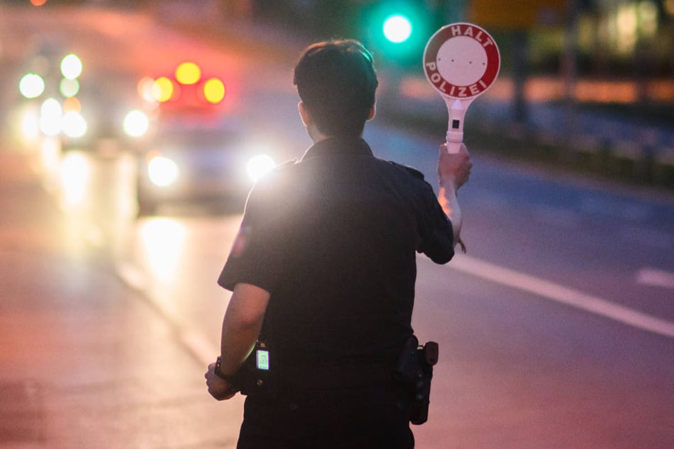 Die Polizei musste in Potsdam einen Raser bei einer Verkehrskontrolle mittels Taser ruhig stellen. (Symbolfoto)