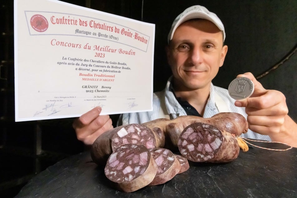 Metzgerei-Chef Benny Gränitz (41) mit der Medaille: Bei der Europameisterschaft der Blutwurst-Bruderschaft in der französischen Normandie schnitt die Blutwurst aus dem Hause Gränitz am Zweitbesten ab.