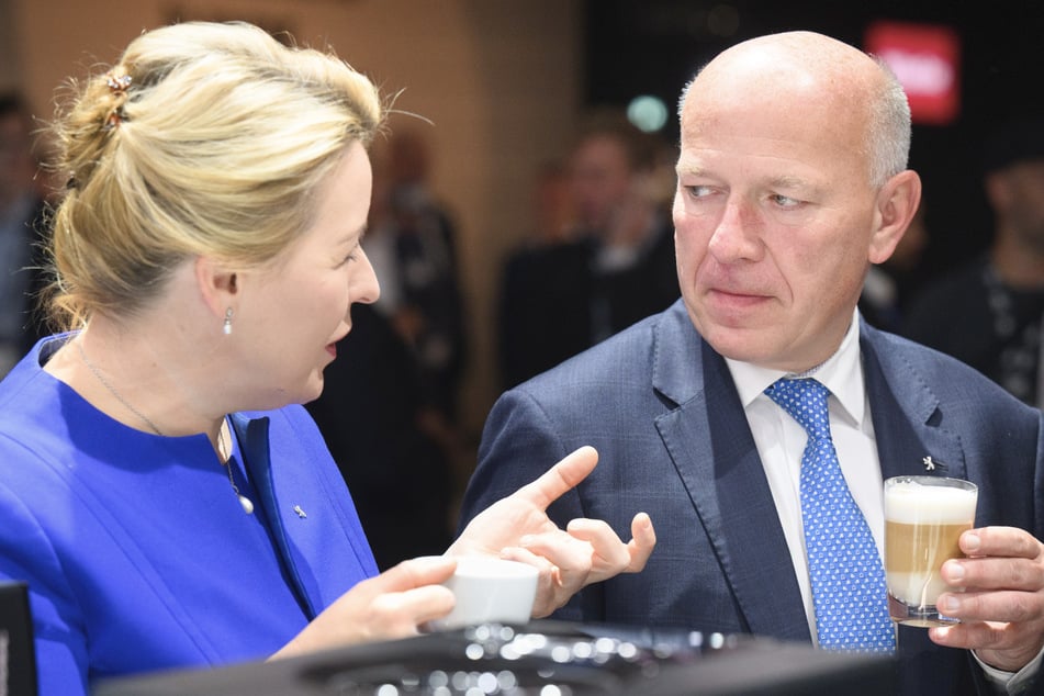 Bürgermeister Kai Wegner (52, CDU, r.) hatte angekündigt, den Kanzler der Einheit zu würdigen.