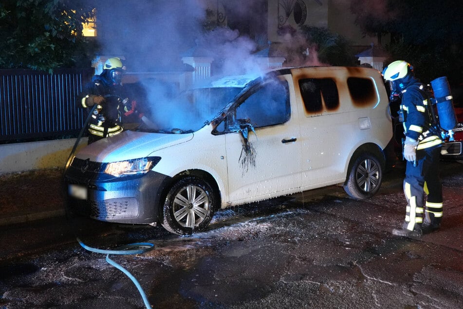 Das zweite Fahrzeug brannte vollständig aus, bevor die Feuerwehr am Tatort eintraf.