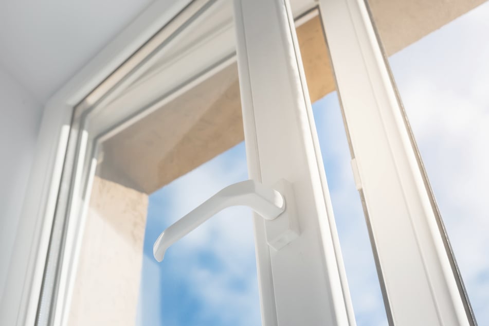 Wie der Junge das Fenster öffnen und herausklettern konnte, untersucht die Polizei. (Symbolbild)