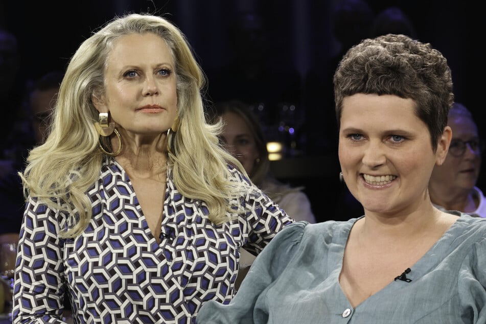 Moderatorin Barbara Schöneberger (52, l.) und Sexualberaterin Jill Tammling (38) lieferten ein schlüpfriges Gespräch in der "NDR Talk Show".