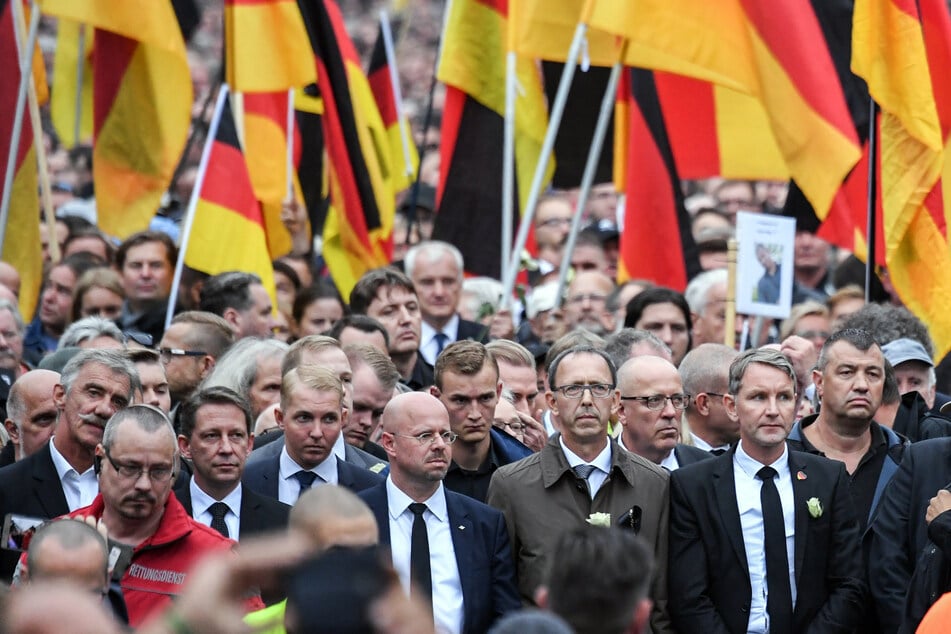 AfD-Funktioniäre wie Björn Höcke (vorne rechts) laufen bei einer Kundgebung der rechtspopulistischen Bürgerbewegung Pro Chemnitz mit.