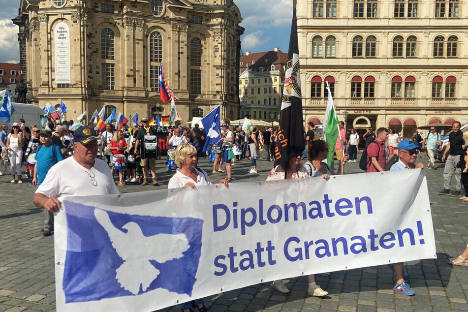 Rund 500 Demonstraten kamen zu einer"Querdenken"-Demo zusammen. Deren Demo-Zug lief bis in die Neustadt.