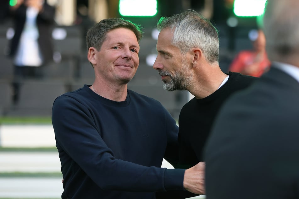 Oliver Glasner (51, l.) soll angeblich der Favorit auf den Trainerposten bei Bayer Leverkusen sein. (Archivfoto)