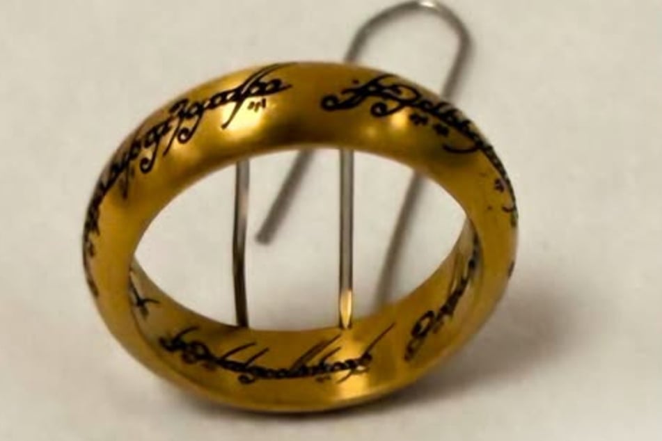 Diese Nachbildung des Elbenrings aus "Herr der Ringe" wurde in Hamburg gefunden. Der Besitzer wird noch gesucht.