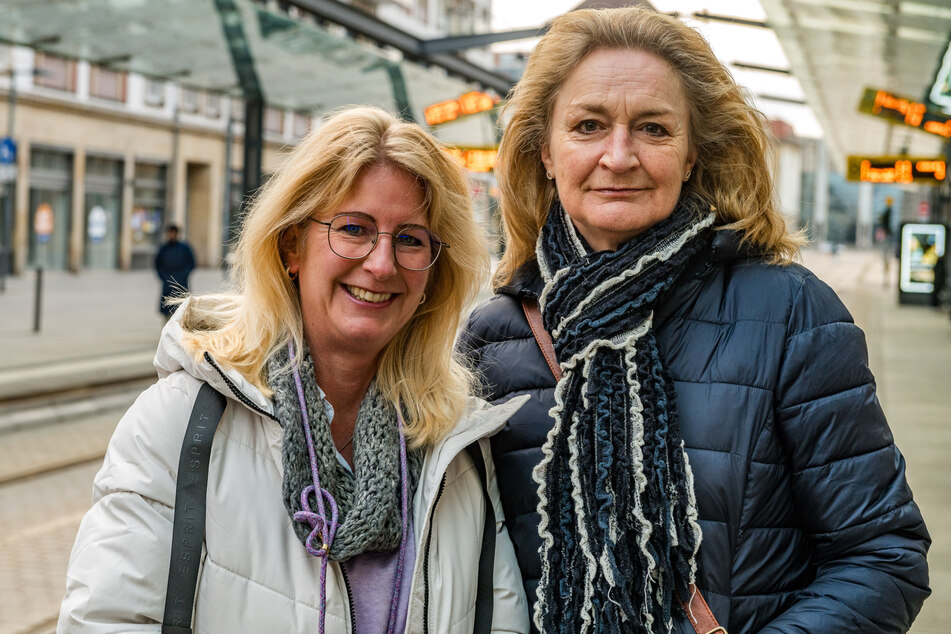 Die Touristinnen Uta Struckmeier (50, l.) und Gerlinde Sautjer (57) aus Ostfriesland waren vom Ausmaß des Streiks überrascht.