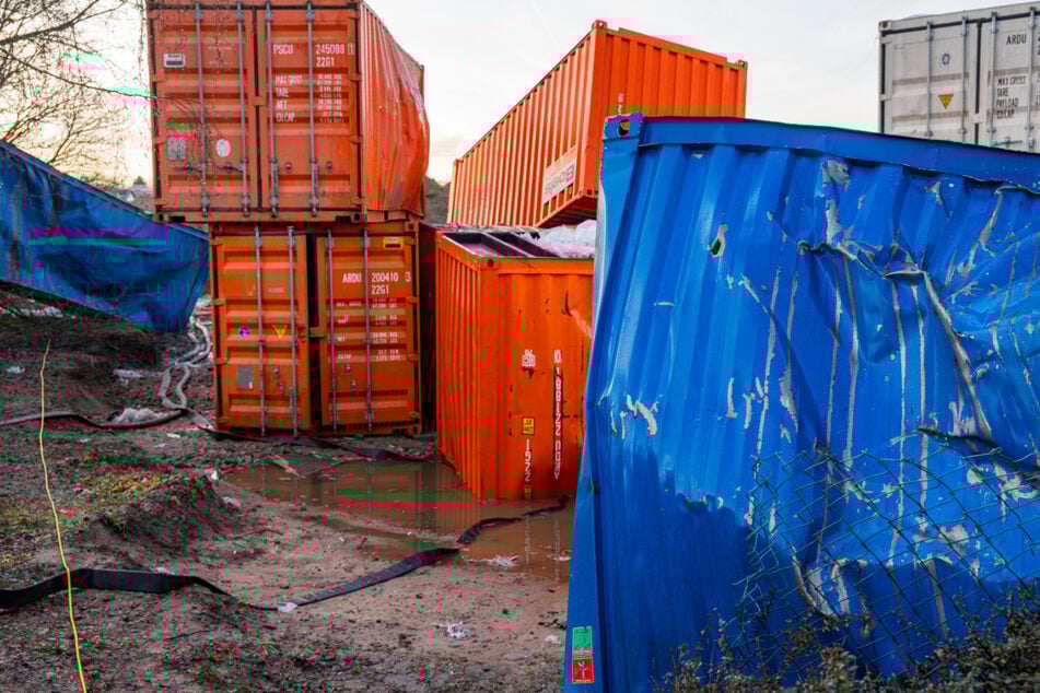 Insgesamt 15 mit Wasser gefüllte Überseecontainer aus Stahl sollten den Druck abdämpfen ...