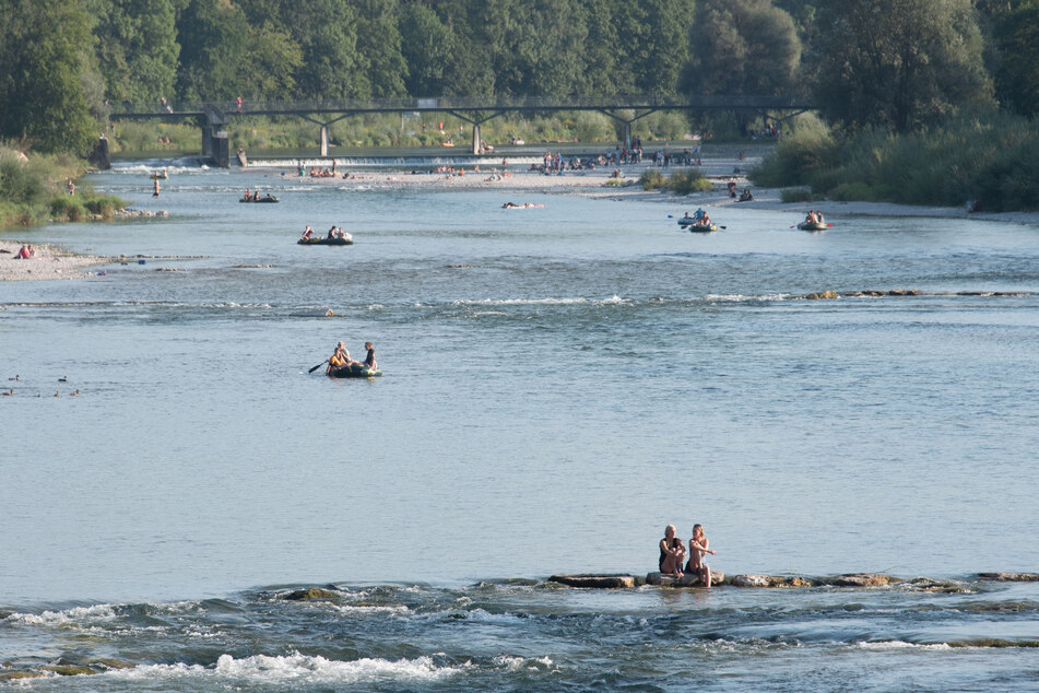 Besonders an heißen Tagen zieht die Isar viele Schlauchbootfahrer und Badende an.