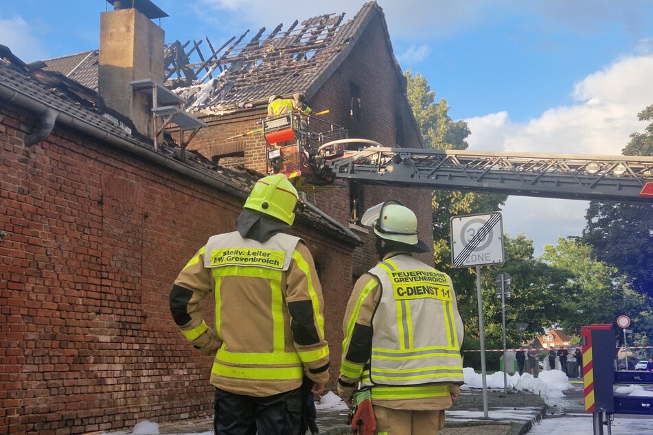 Eine Frau und ihr Kind konnten sich mithilfe der Nachbarn aus dem brennenden Haus retten.