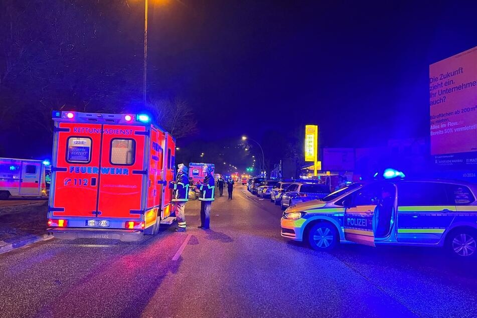 Zahlreiche Rettungskräfte waren nach einer Schießerei in Hamburg-Alsterdorf im Einsatz.