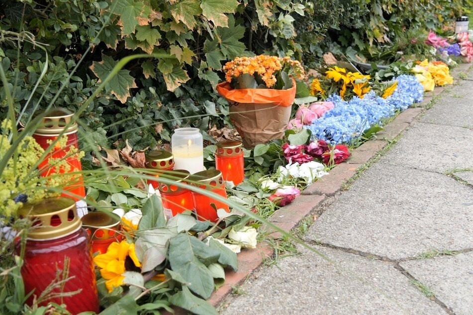 Blumen und Kerzen wurden in der Nähe der Einrichtung niedergelegt.