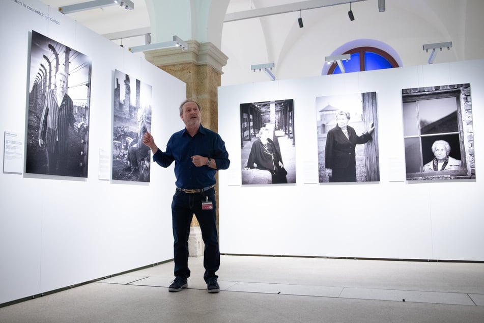Der Regensburger Fotograf Stefan Hanke (60) zeigt seine Bilder im Ausstellungsraum.