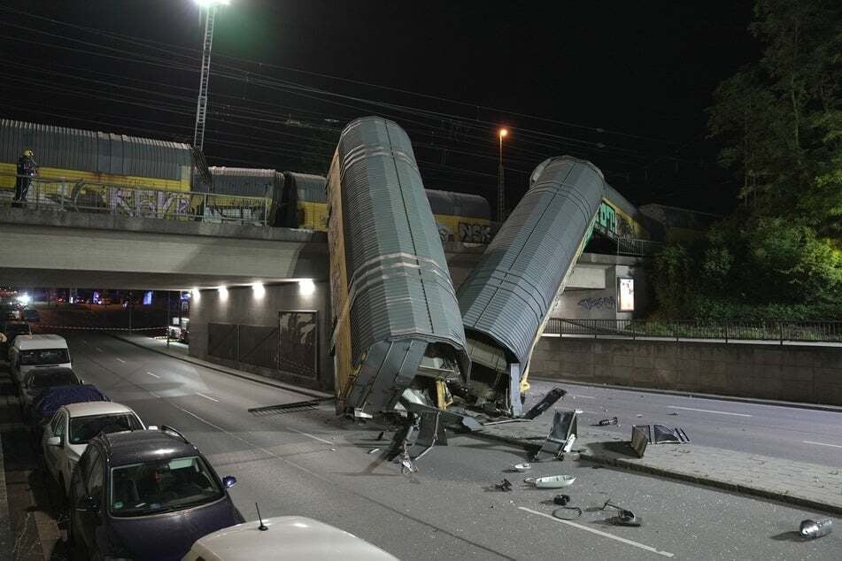 Zwei Waggons eines Güterzugs sind in der Nacht auf Samstag im Stadtteil Milbertshofen von einer Brücke etwa fünf Meter in die Tiefe gestürzt.