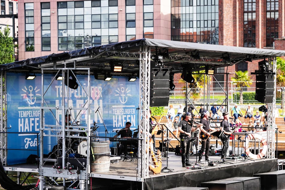 Verschiedene Live-Acts sorgen für coole Stimmung beim Shoppen.