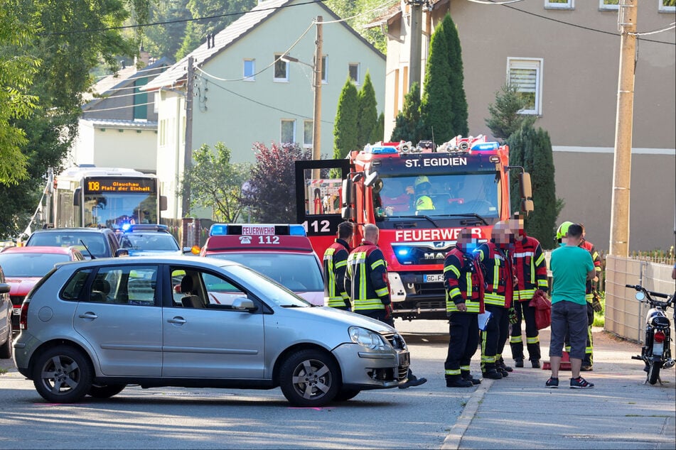 Die Glauchauer Straße war wegen des Unfalls für etwa eine Stunde voll gesperrt.