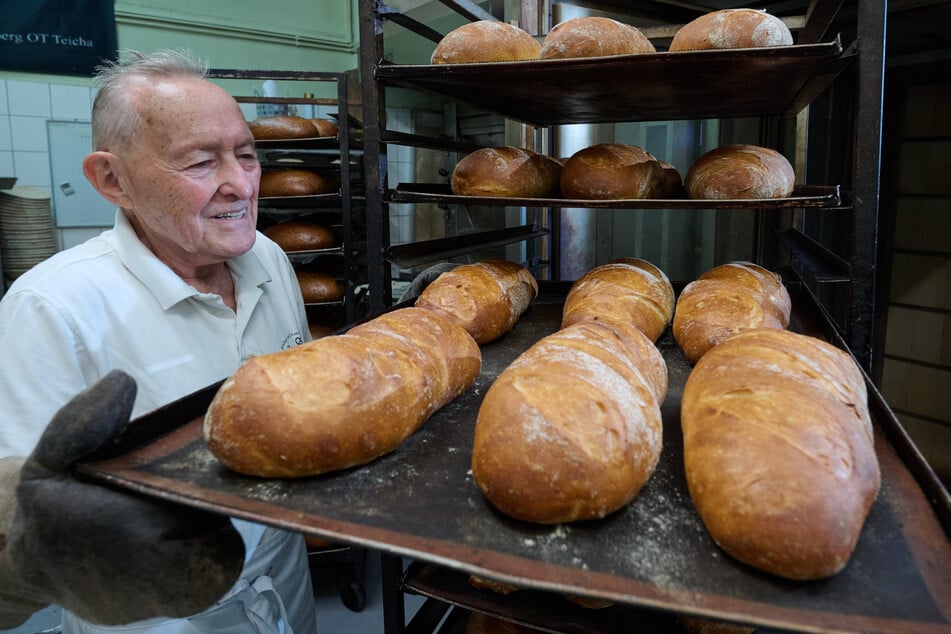 Gert Ebenrecht ist seit 65 Jahren Bäckermeister, hat auch als 85-Jähriger noch nicht genug von dem Handwerk.
