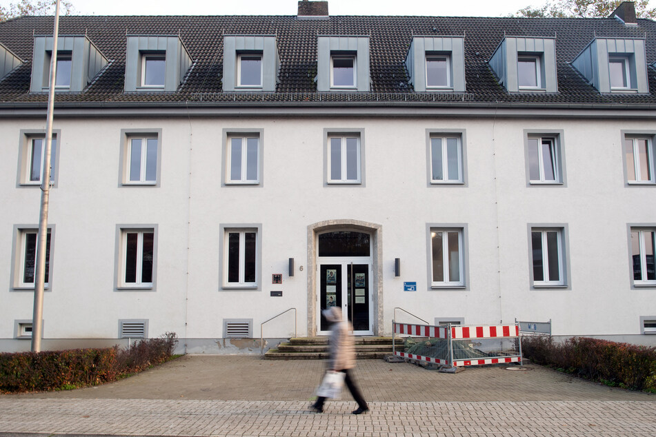 Emmerich am Rhein: Eine Passantin geht am Zollamt vorbei. Bei einem spektakulären Einbruchscoup in Emmerich am Niederrhein haben vier Männer rund 6,5 Millionen Euro erbeutet.