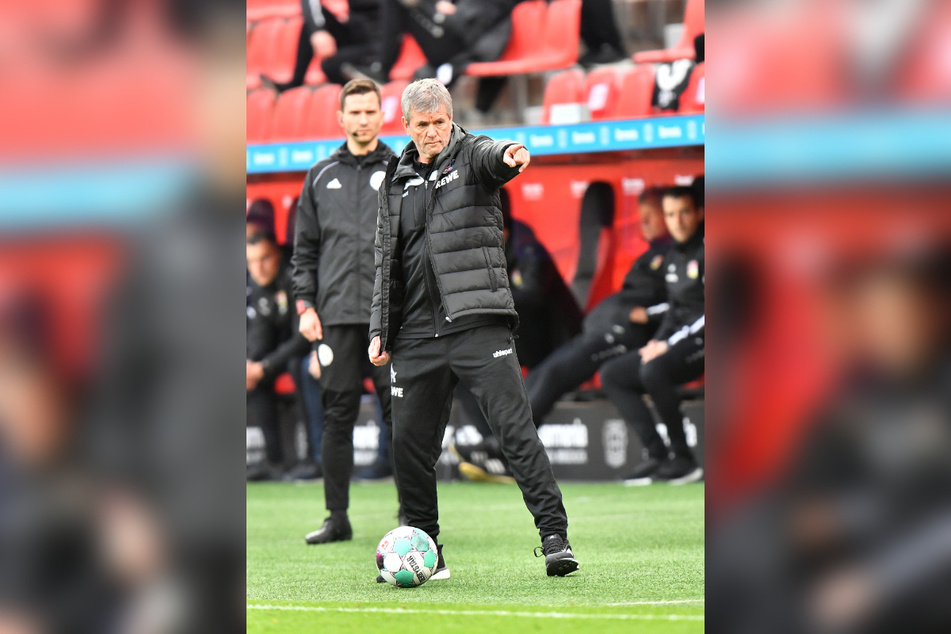 Friedhelm Funkel (67) hat in der vergangenen Woche den Trainerposten beim 1. FC Köln übernommen, stand bereits gegen Leverkusen an der Seitenlinie.