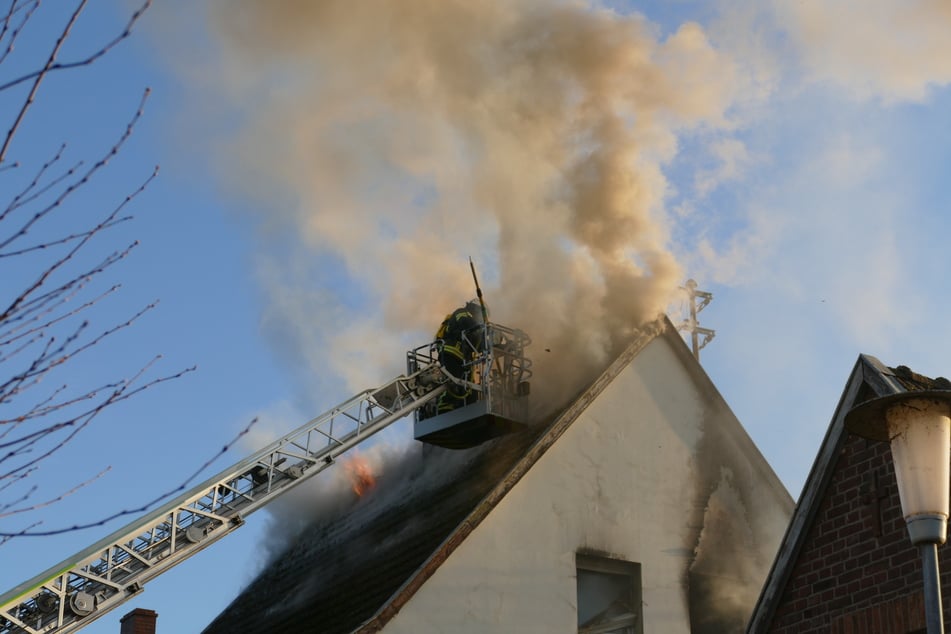 In Niederkassel-Mondorf hat es einen schweren Dachstuhlbrand gegeben.